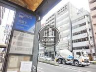 「浅間下」バス停が至近の距離にあります