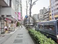 「浅間下」交差点方面の歩道