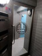 ガラスドアの先にエレベーターホール