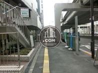 前面道路は交通量が多いです。