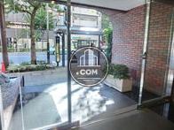 玄関扉は大きく開放感があります