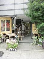 1階にも店舗があり右奥へ進むと正面玄関です