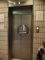 エレベーター乗り場前