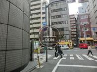 目の前は新宿道りです