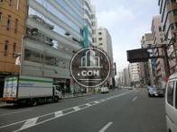 前面は新宿通りです