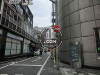 建物側面は一方通行です
