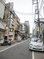 様々な店舗が軒を連ねます
