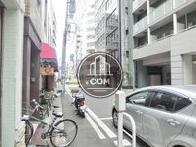 玄関前に展開される前面通り