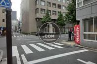 十字路の角に位置しています