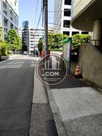 周辺は大型ビルが多数あります