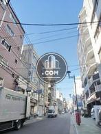 大小のビルが建ち並ぶ通り