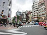 新宿日比谷口前交差点近くです