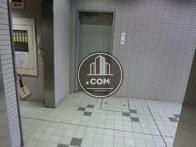 エレベーター内から見たエントランスです