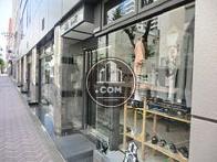 一階部分はいくつかのお店が並んでいます