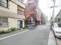 玄関前の通り
