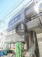 玄関前から見上げた外観