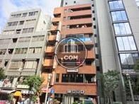 正面から見たビル