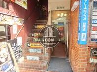 奥へ進むとエレベーターがあります