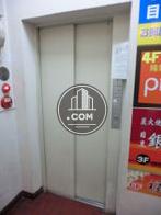 白い扉のエレベーター