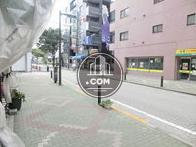 玄関前の幅広い歩道