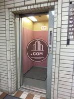 エレベーター内は9人乗りです