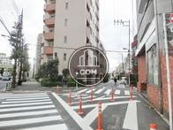 側面は３つの通りに分岐