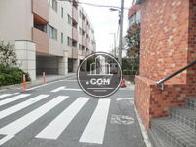 隣接する側面通り