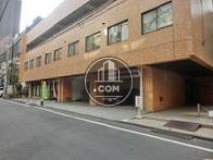 1階は駐車場と店舗