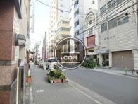 玄関前の舗装された綺麗な歩道