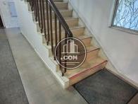 上階への階段です