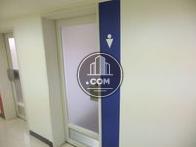 エントランス入ってすぐ右に男子トイレがあります