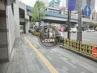 建物前面道路左側