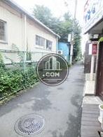 玄関前の比較的細い通りの路地エリア