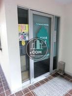 手前に店舗用入口があります