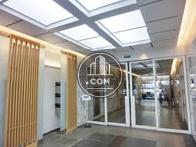 天井には2つの明るさを持った照明を設置