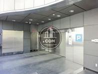 ミラー扉が素敵な駐車場エリア前