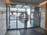 通りを見渡せるガラス扉