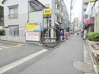 対面側にコインパーキングがございます