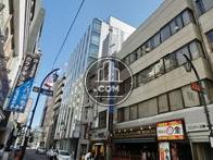 同規模のオフィスビルが立ち並びます