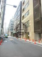 様々なビルが立ち並びます