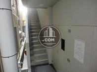 コンクリート打ちっぱなしのエントランス