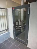 上層の住居タイプ区画のエントランス