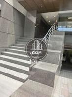 この階段の先にエントランスホールがございます