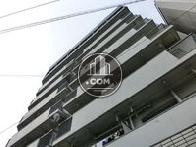 玄関から見た建物の外観
