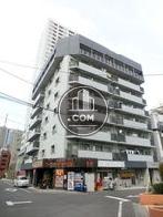 角に建つ存在感のある建物です