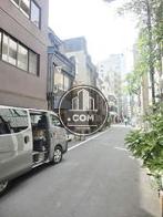 建物の脇は閑静な路地になっております