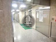 奥に長いエントランスホール