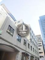 西側の道路はなだらかな坂道になっています