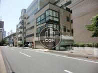 モノレール線路沿いにビルが立ち並んでいます