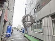 側道奥からの見え方